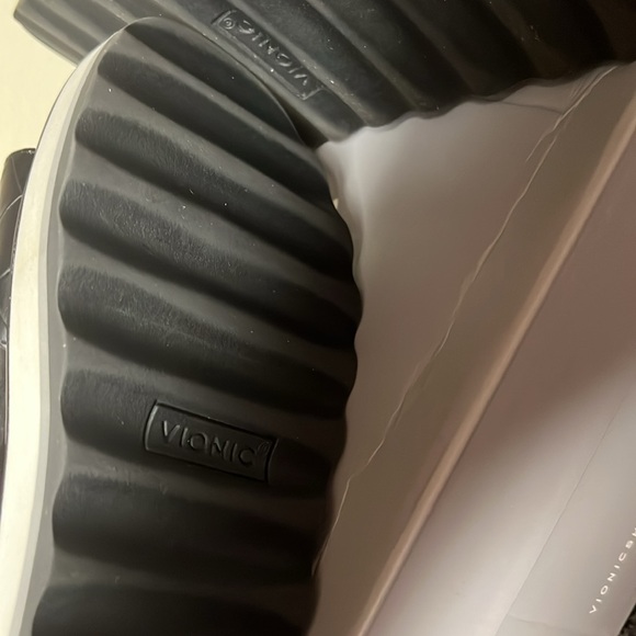 ☀️☀️HOST PICK☀️☀️Vionic Black Sandals with Chunky Sole☀️☀️☀️☀️☀️ - Picture 9 of 13